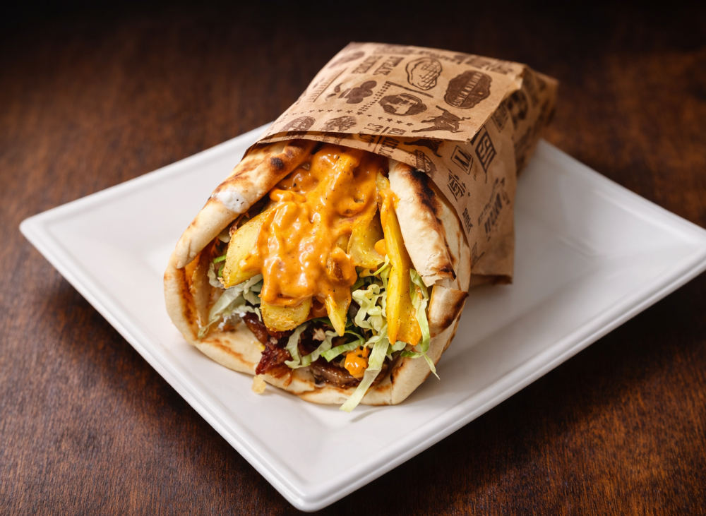 Mondo Trio gyros pita – AI-val egységesített étlapkép az éttermi marketing részeként.